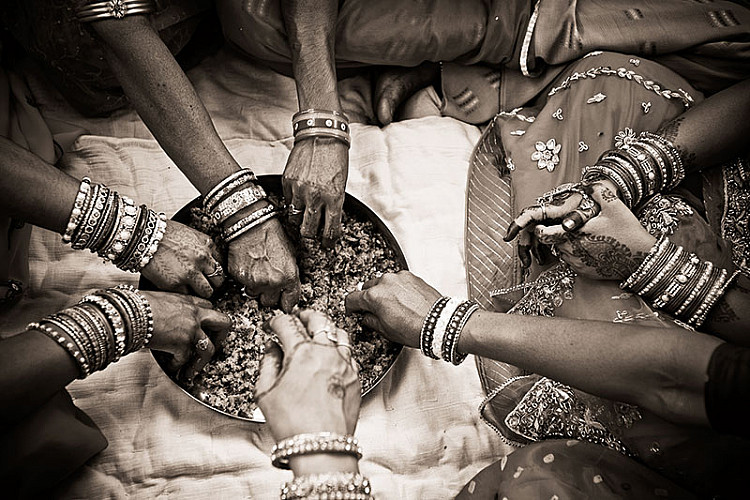 Bishnoi women giving food to their friend at her wedding near Jaisalmer