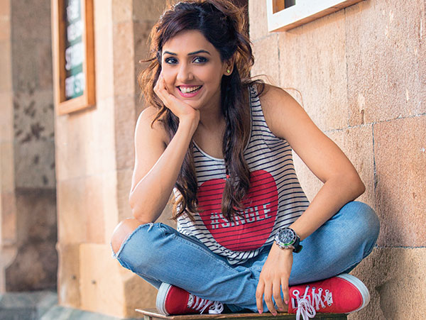 Neeti Mohan, Bollywood Singer, Student of the Year, Jab Tak Hai Jaan