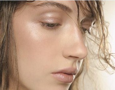 beauty strobing contour highlighter makeup trend glow